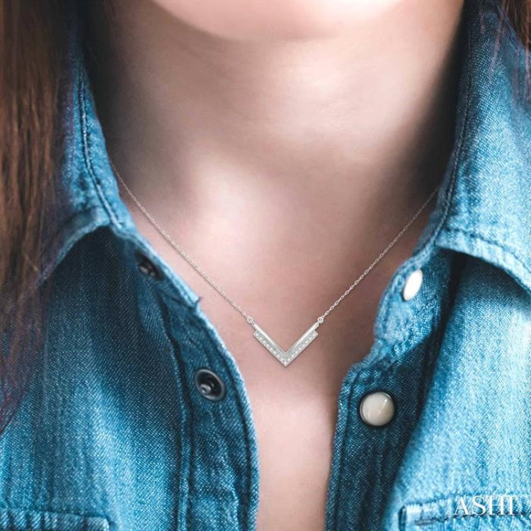 1/5 Ctw 'V' Shape Diamond Necklace in 14K White Gold with Chain