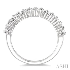 1/2 Ctw Round Cut Diamond 'V' Shape Band in 14K White Gold.