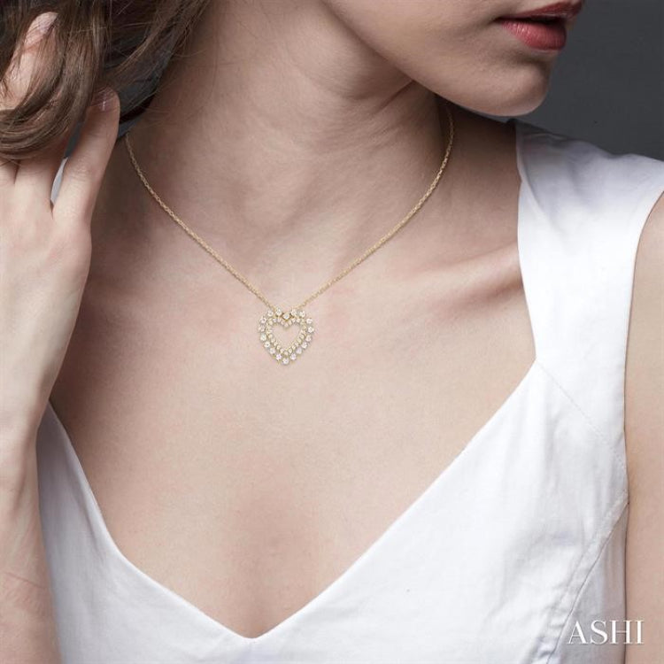 1/4 Ctw Heart Round Cut Diamond Fashion Pendant With Chain in 10K Yellow Gold